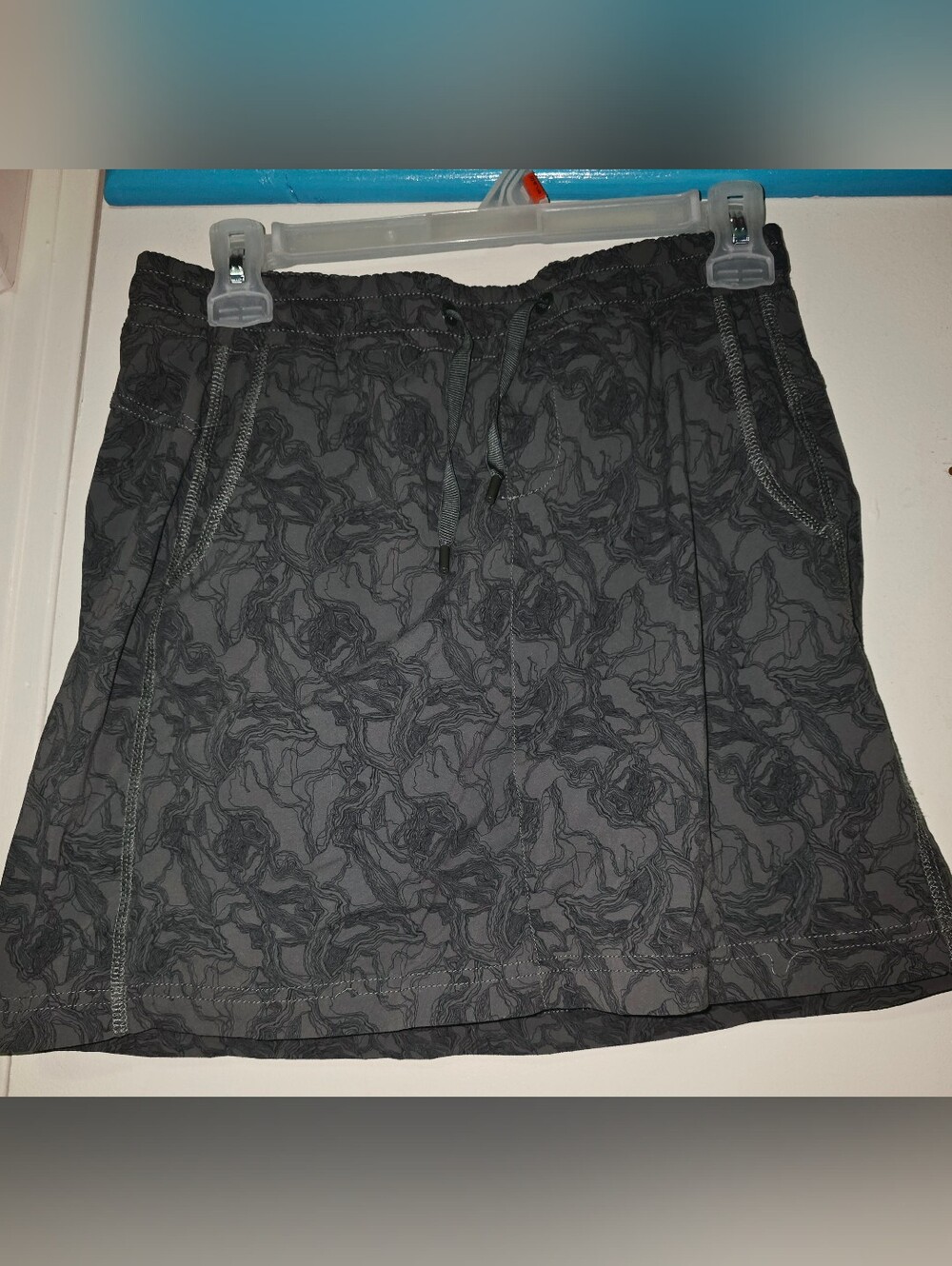Eddie Bauer Charcoal Floral-Print Skort, Size 2 Women's. In EUC!
